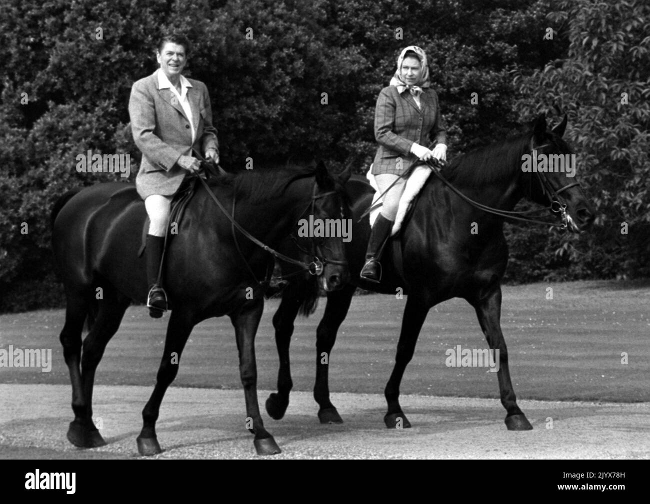 Photo du dossier datée du 08/06/1982 de la reine Elizabeth II en compagnie du président américain Ronald Reagan à Windsor Park. La Reine est décédée pacifiquement à Balmoral cet après-midi, a annoncé Buckingham Palace. Date de publication : jeudi 8 septembre 2022. Banque D'Images