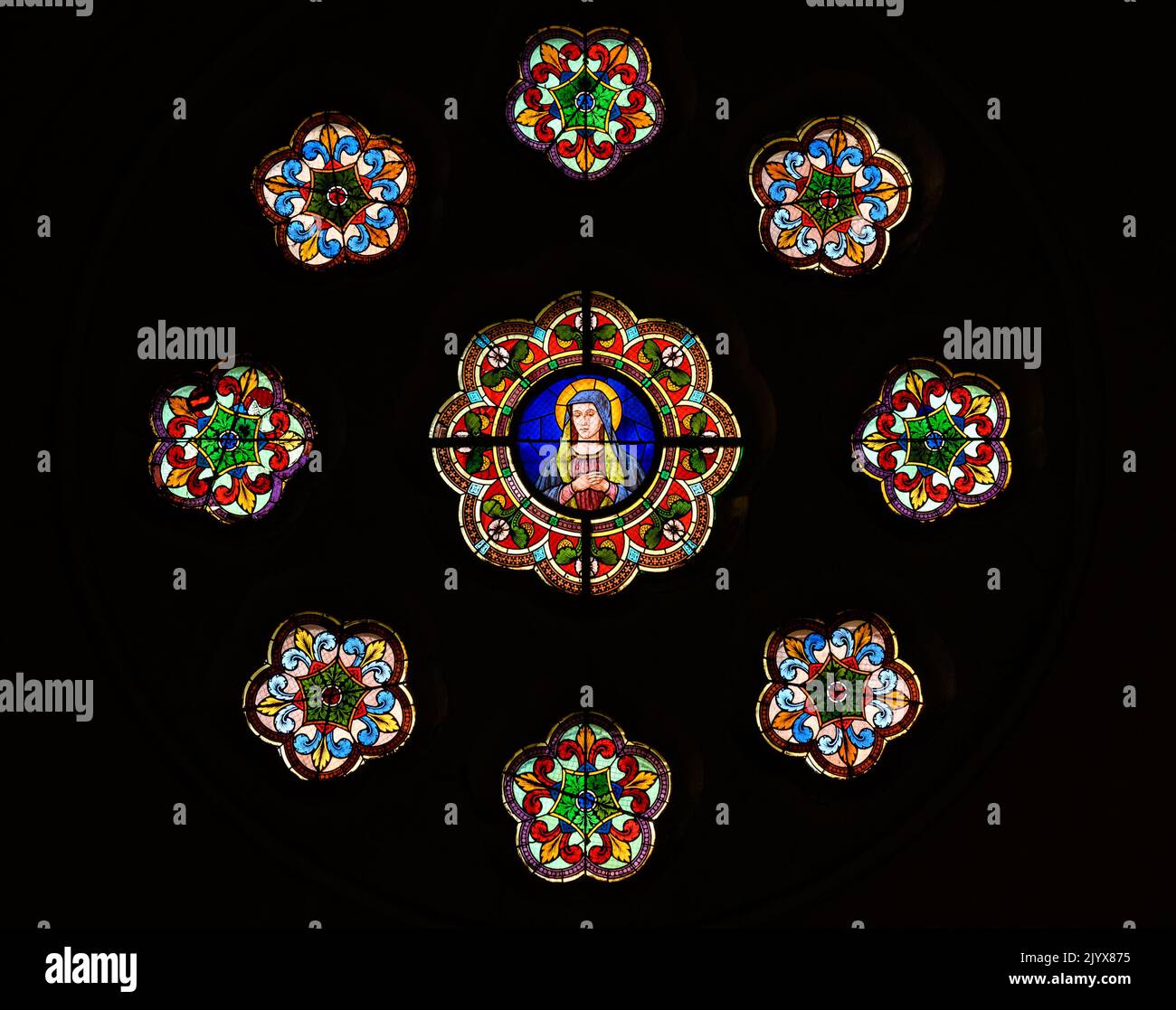 Vitraux représentant la Vierge Marie. Église Blumenumental de Bratislava, Slovaquie. Banque D'Images