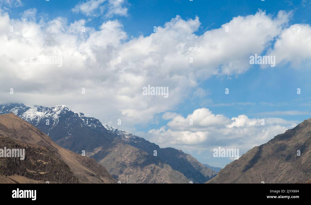 Caucase les montagnes sont sous ciel nuageux sur une journée ensoleillée, photo de paysage. Municipalité de Kazbegi, Géorgie Banque D'Images