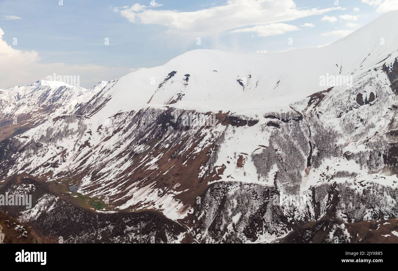 Paysage de montagne avec des sommets enneigés du Caucase en journée. Gudauri, Géorgie Banque D'Images
