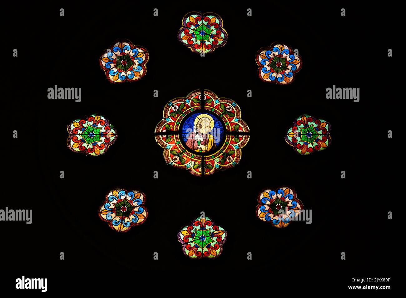 Vitraux représentant Saint Joseph. Église Blumenumental de Bratislava, Slovaquie. Banque D'Images Vitraux représentant Saint Joseph. Église Blumenumental de Bratislava, Slovaquie. Banque D'Images
