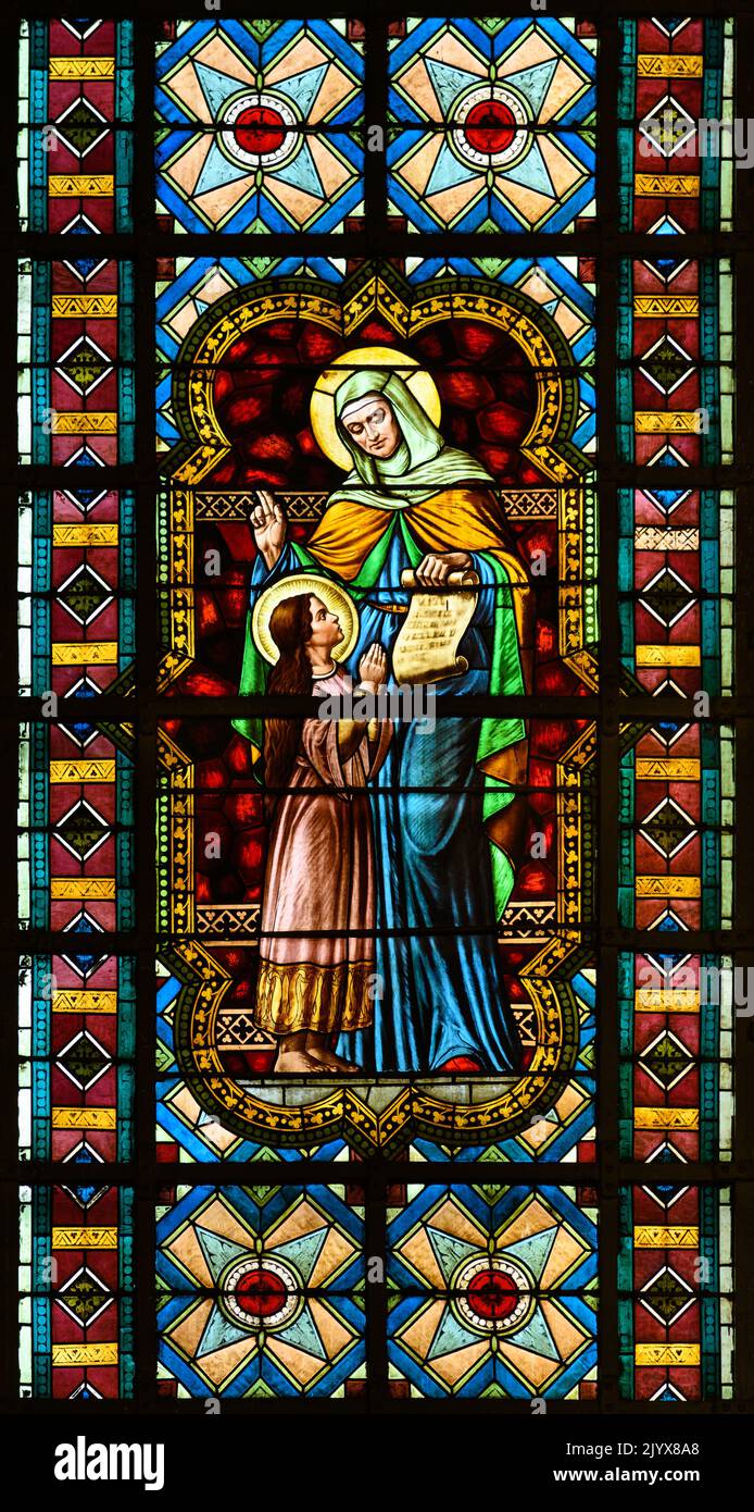 Vitraux représentant Sainte Anne enseignant à sa fille, la Vierge Marie. Église Blumenumental de Bratislava, Slovaquie. Banque D'Images