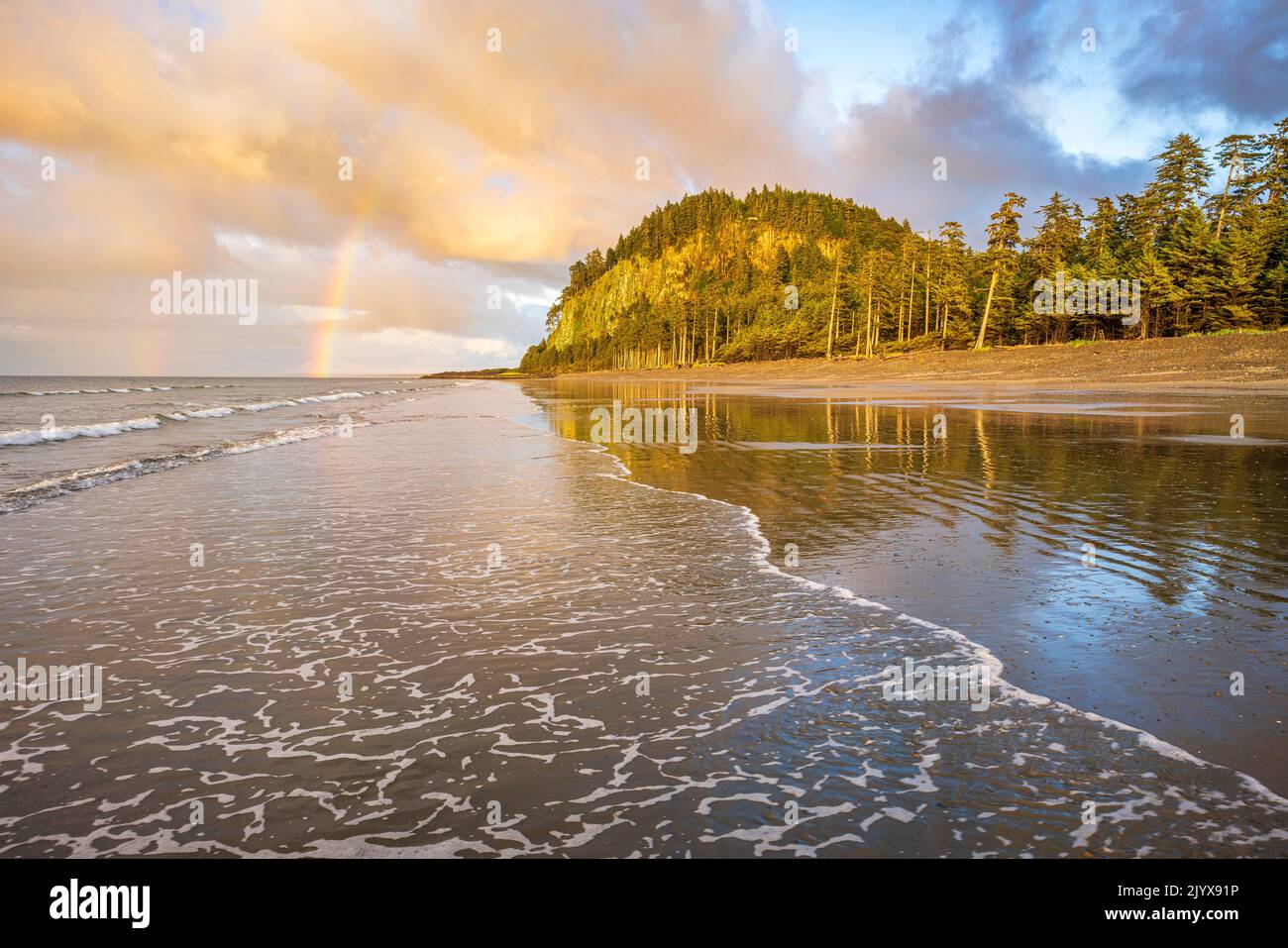 Un arc-en-ciel au-dessus de Tow Hill et d'Agate Beach, à Haisa Gwaii, en Colombie-Britannique Banque D'Images