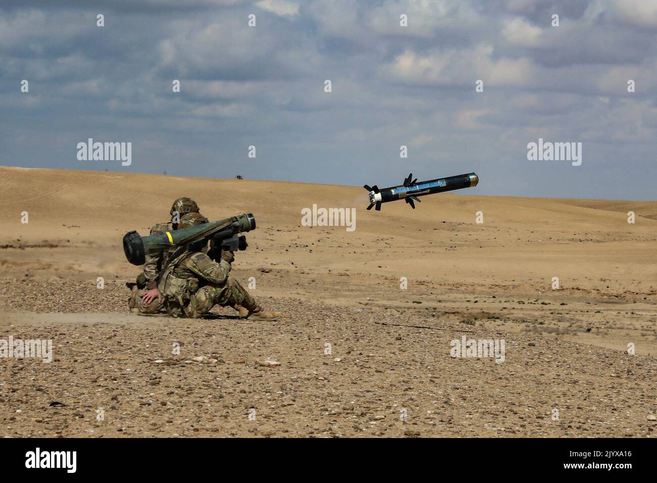 Syrie. 25th mars 2022. Des soldats américains affectés au peloton 2nd, Alpha Company, 1/163rd Combined Arms Bataillon, lancent un missile anti-char Javelin tiré sur épaule lors d'un exercice de tir en Syrie le 25 mars 2022. Les exercices de tir en direct offrent aux Forces démocratiques syriennes et aux partenaires de la Coalition la possibilité de simuler le réalisme du combat dans un environnement contrôlé. Crédit: Armée américaine/ZUMA Press Wire Service/ZUMAPRESS.com/Alamy Live News Banque D'Images