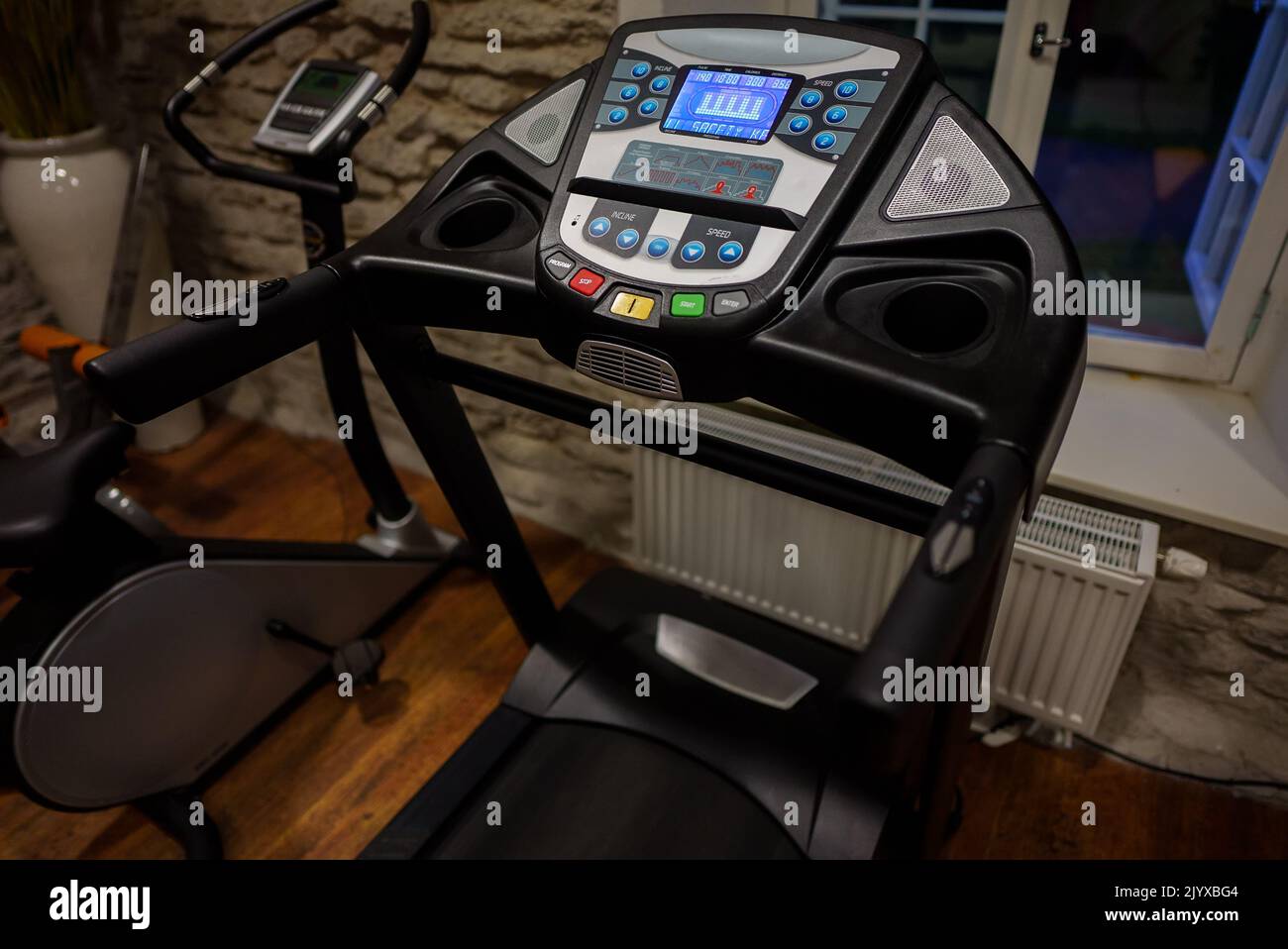 Tableau de bord du tapis roulant sportif à la salle de gym à la maison. Banque D'Images