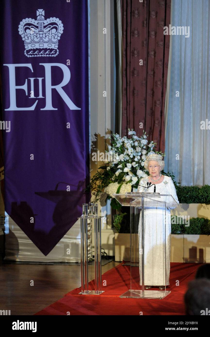 Toronto, Canada. 9 septembre 2022. La reine Elizabeth II est décédée à l'âge de 96 ans. Photo du dossier : la reine Elizabeth II assiste à une cérémonie de la garde d'honneur à Toronto lors de la visite royale sur 6 juillet 2010. Banque D'Images