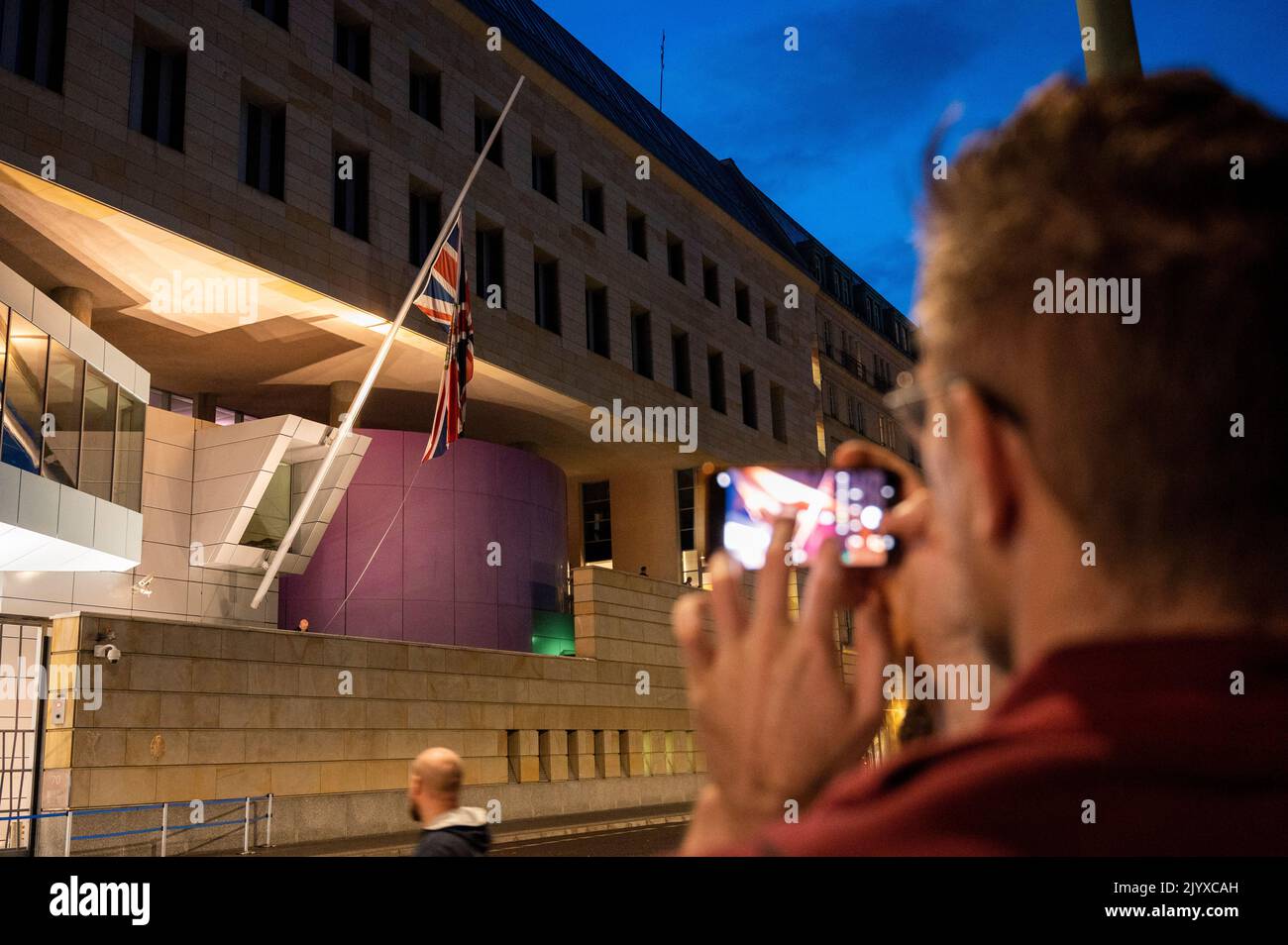 Berlin, Allemagne. 08th septembre 2022. Un homme prend une photo du drapeau en Berne à l'ambassade britannique de Berlin. Credit: Christophe bateau/dpa/Alay Live News Banque D'Images