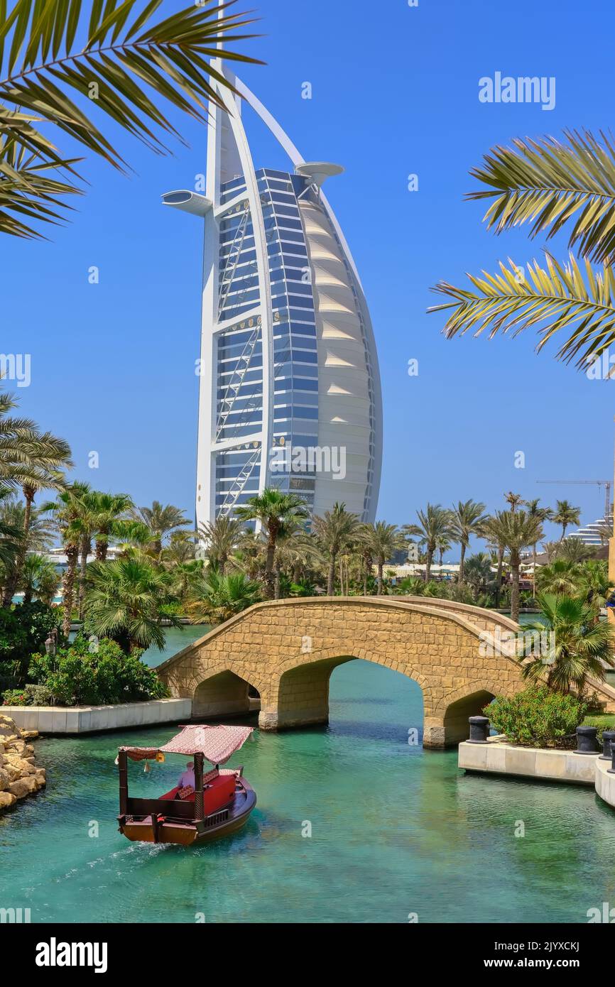 Croisière en bateau de luxe sur un skiff traditionnel abra sur les canaux de Madinat Jumeirah avec vue sur le célèbre Burj al Arab Hotel. Dubaï Banque D'Images