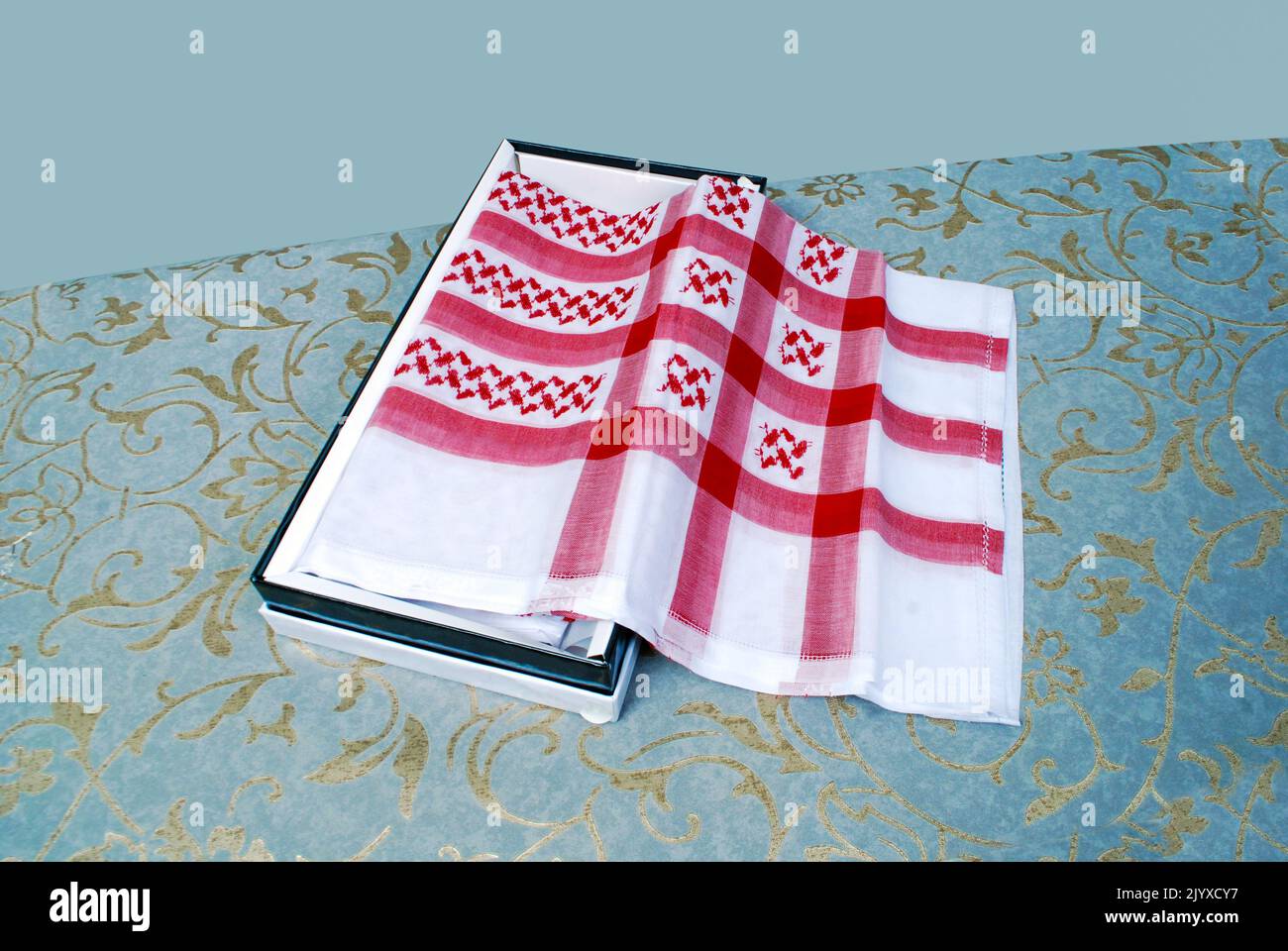 Foulard culturel masculin arabe musulman appelé Shemagh ghutrah isolé rouge et blanc tissu habillement accessoire Moyen-Orient traditionnel Banque D'Images
