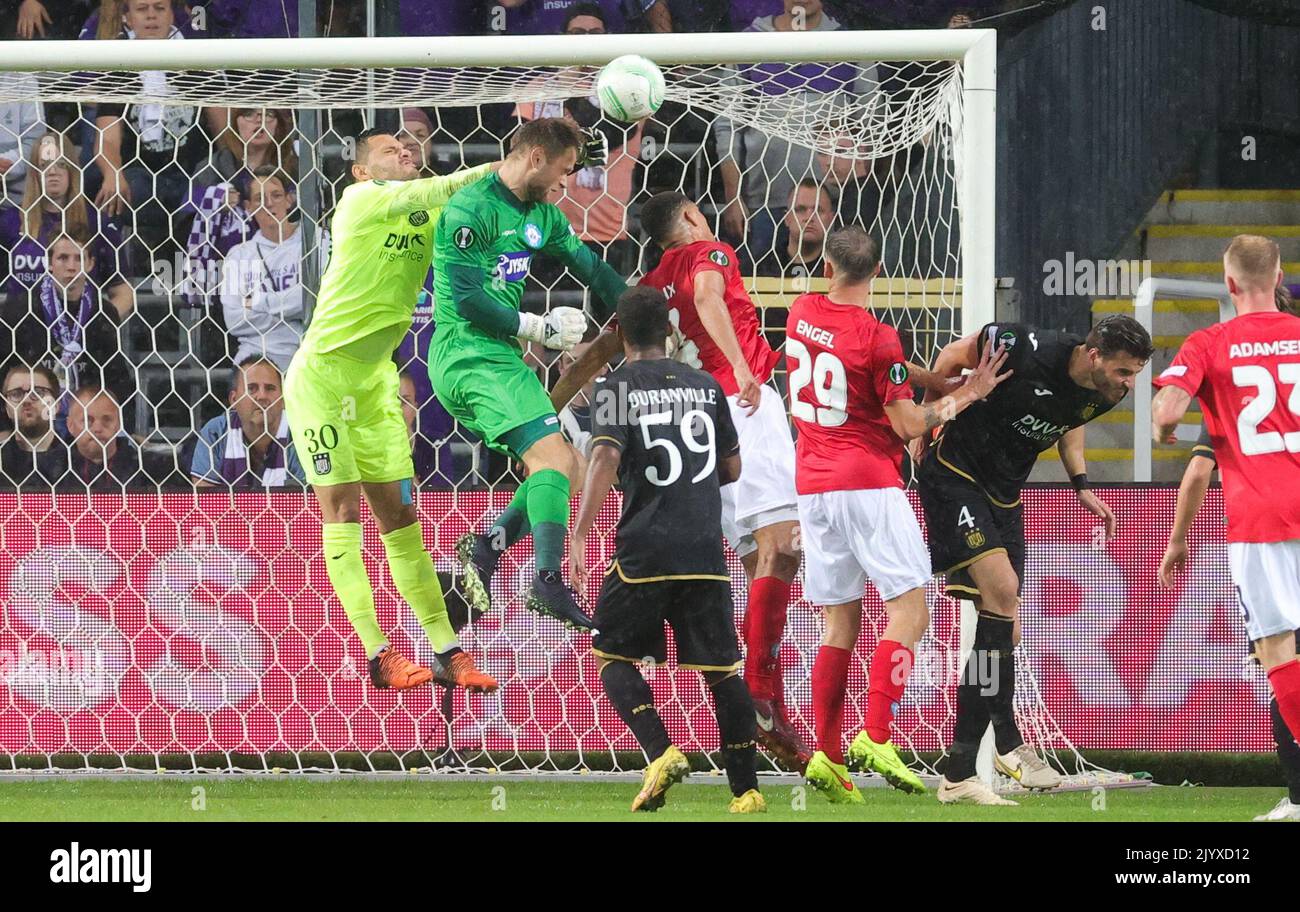 Hendrik Van Crombrugge, gardien de but d'Anderlecht, et Nicolai Larsen, gardien de but de Silkeborg, se battent pour le ballon lors d'un match de football entre le RSC belge Anderlecht et le Silkeborg IF, jeudi 08 septembre 2022, à Anderlecht, le jour d'ouverture de la phase de groupe du concours de la Ligue des conférences de l'UEFA. BELGA PHOTO VIRGINIE LEFOUR Banque D'Images