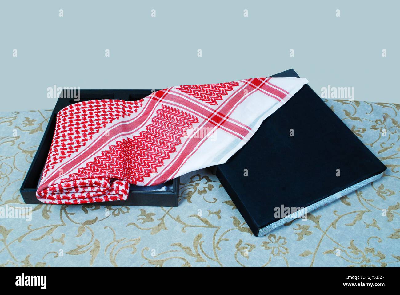 Foulard culturel masculin arabe musulman appelé Shemagh ghutrah isolé rouge et blanc tissu habillement accessoire Moyen-Orient traditionnel Banque D'Images