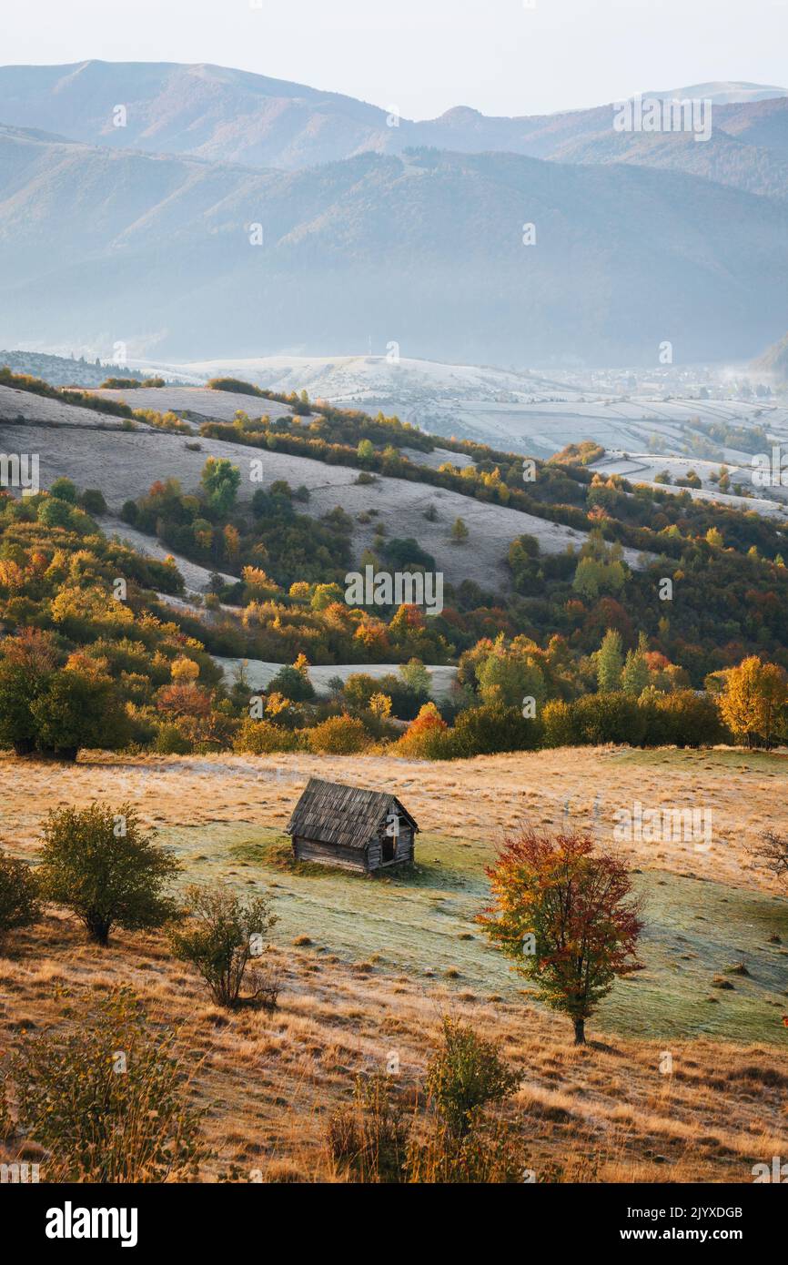 Lever de soleil en automne dans les montagnes des Carpates. Matin brumeux Banque D'Images