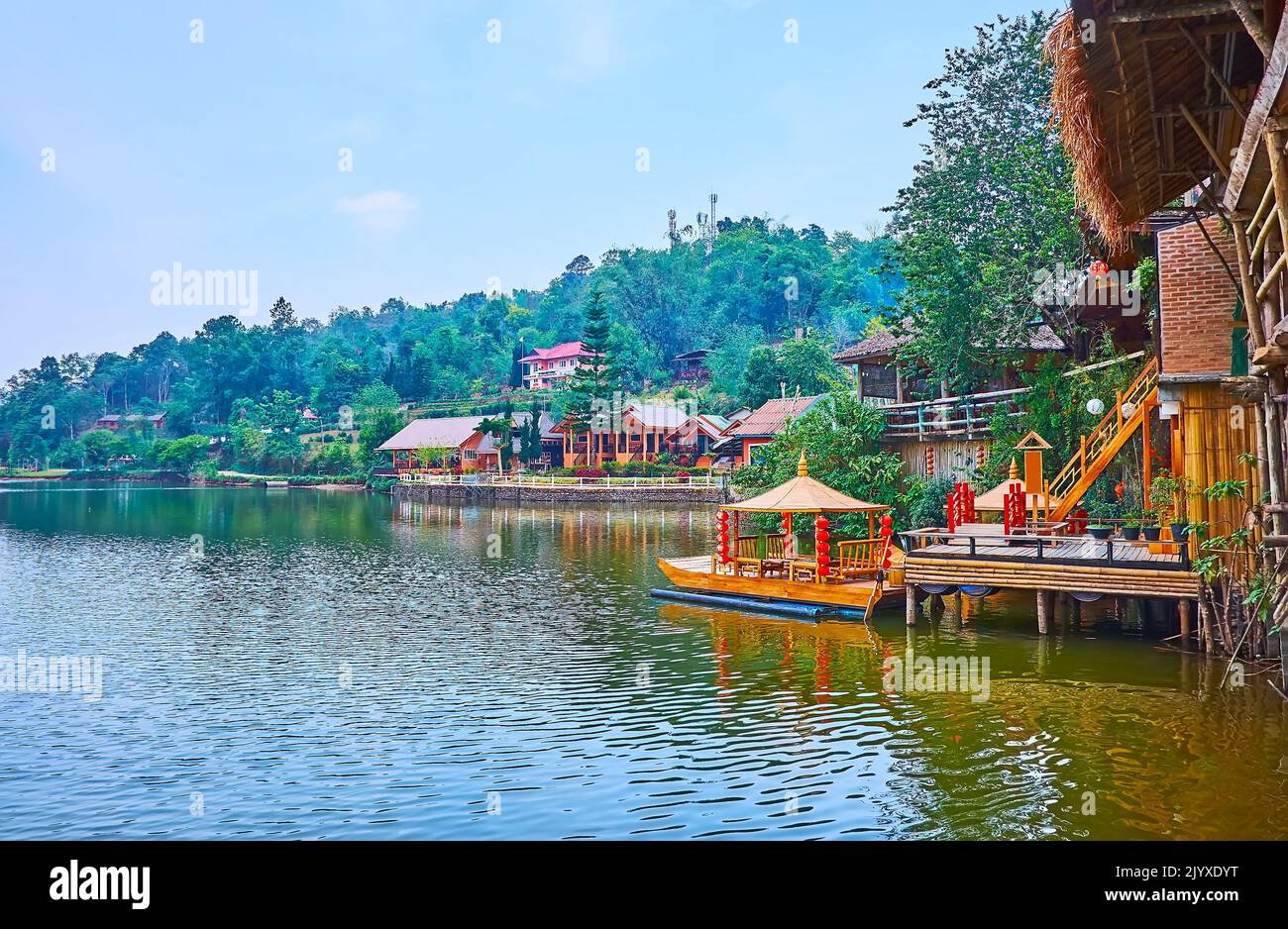 Le paysage vallonné de Ban Rak Thai Chinois Yunnan village avec lac Mae sa-Nga au milieu des jardins verdoyants et des maisons traditionnelles, la Thaïlande Banque D'Images