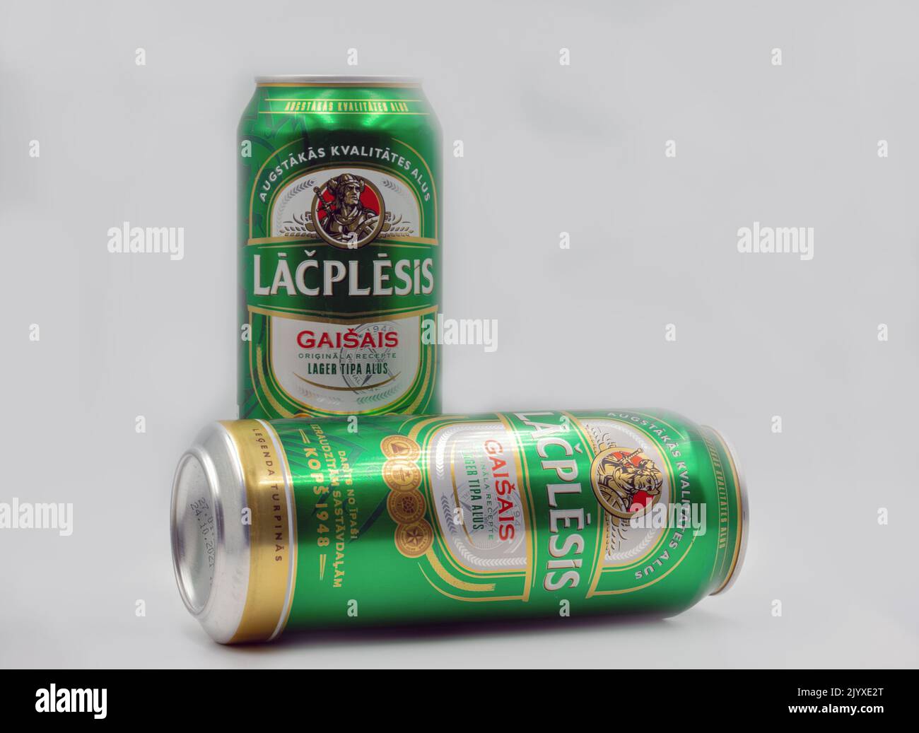 Kiev, Ukraine - 10 juin 2021: Studio Shoot de bière lettone Lacplesis Gaisais canettes du fabricant Royal Unibrew gros plan sur blanc. Banque D'Images