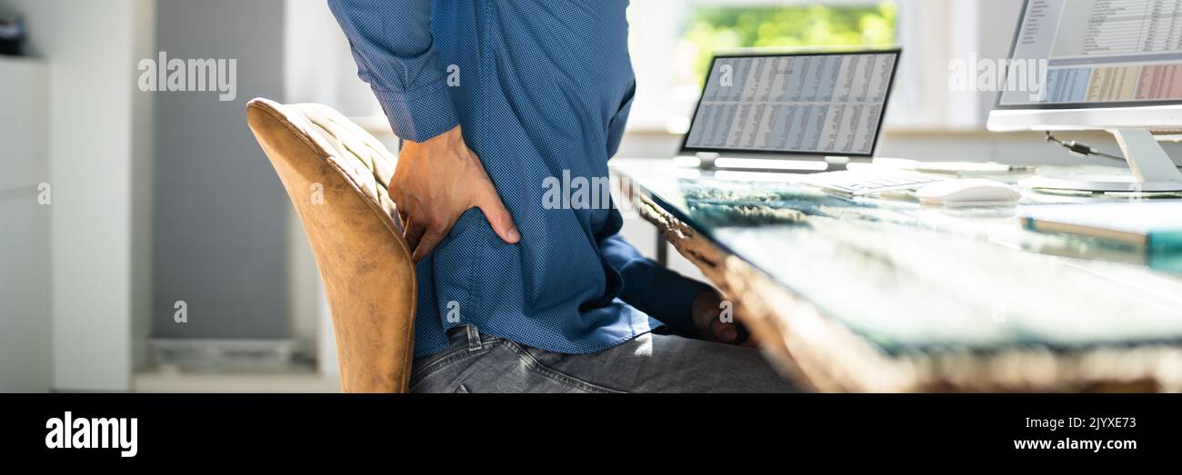 Homme avec douleur de dos.Mauvaise posture du bureau Banque D'Images