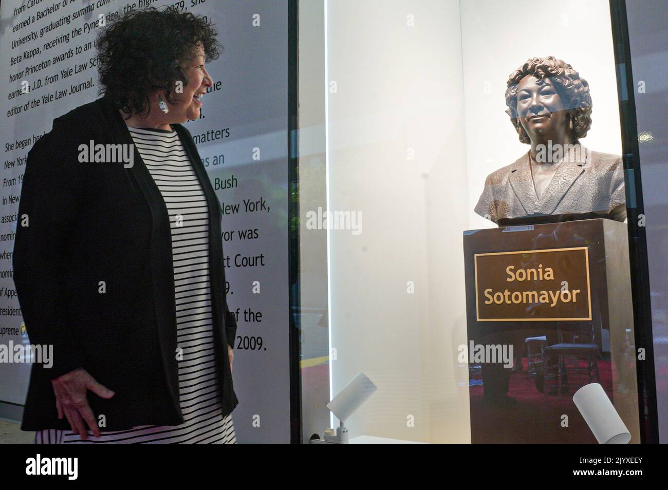 New York, New York. 8th septembre 2022. La juge associée de la Cour suprême Sonia Sotomayor regarde un buste en bronze d'elle-même après qu'il a été dévoilé au Bronx terminal Market, jeudi, 8 septembre 2022, à New York, New York. Credit: Bebeto Matthews/Pool via CNP/dpa/Alay Live News Banque D'Images