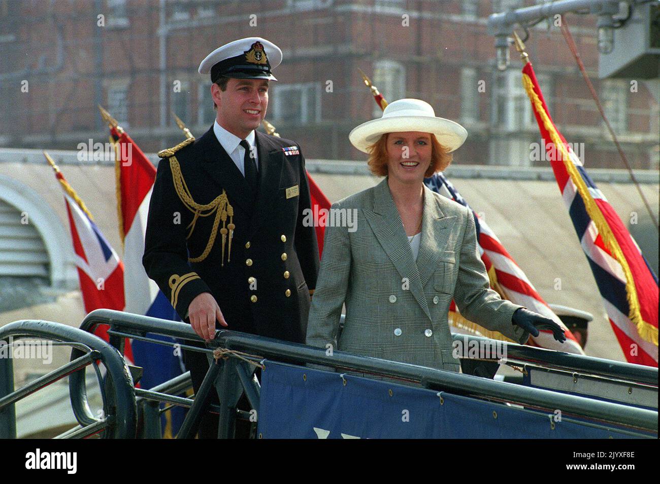 Photo du dossier datée du 15/4/1991 du duc et de la duchesse de York à bord du HMS Cambeltown dans le port de Portsmouth avant une journée de navigation dans le chenal avec la Reine et le duc d'Édimbourg. Le discours de la Reine Annus horribilis à Guildhall le 24 novembre 1992, marquant 40 ans sur le trône, suivi d'une année qui avait vu le prince et la princesse de Galles en guerre, le duc et la duchesse de York séparés, la princesse Anne divorcée, Le château de Windsor monta en flammes et la publication du livre d'Andrew Morton : « diana: Her True Story ». En décembre, le prince et la princesse de Galles se sont officiellement séparés. Problème Banque D'Images