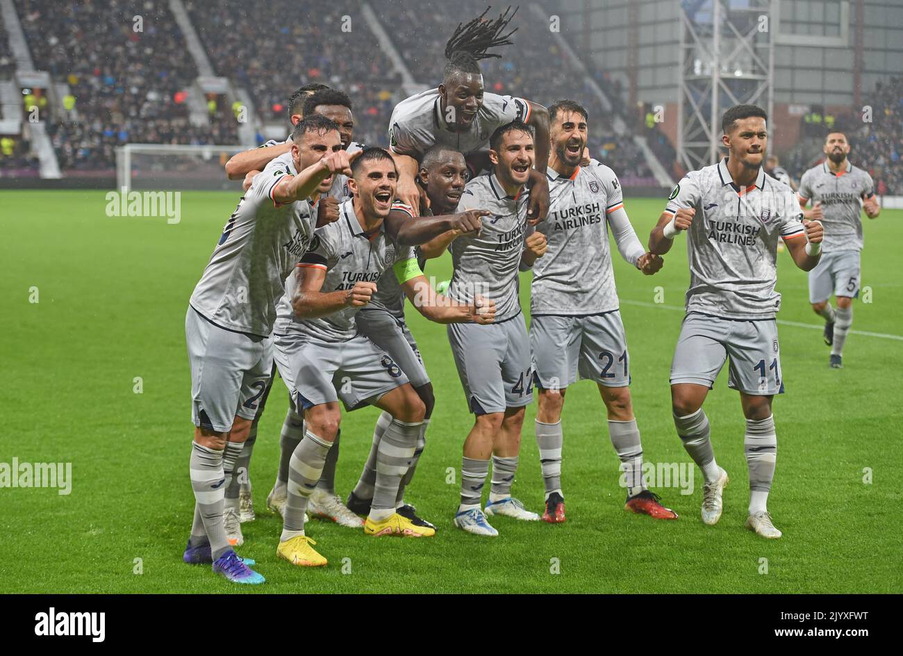 Édimbourg, le 8th septembre 2022. Youssouf Ndayishimiye, de İstanbul Başakşehir, a marqué son but de 2nd côtés en célébrant avec ses coéquipiers lors du match de l'UEFA Europa Conference League au Tynecastle Park, à Édimbourg. Le crédit photo devrait se lire: Neil Hanna / Sportimage Banque D'Images