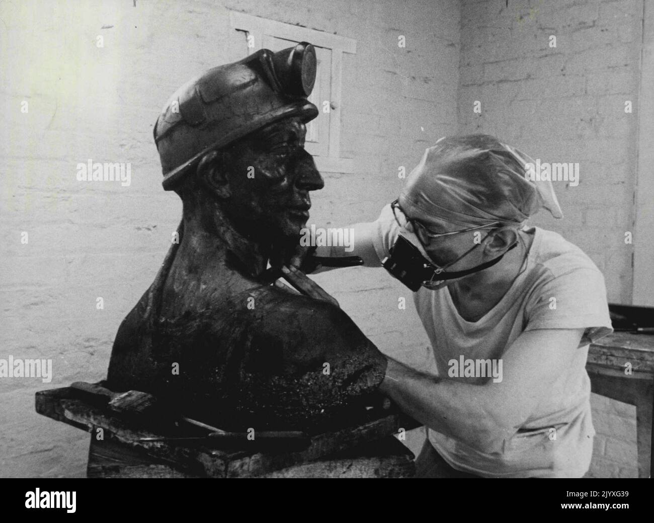 La statue d'anthracite était « cauchemar d'Un travail » -- considérée comme la seule statue d'anthracite du pays, ce fin buste d'un mineur a été « un cauchemar d'un travail », dit le sculpteur, M. Attru Brown, Avant de pouvoir commencer, il a dû foutasser et parcourir plusieurs kilomètres sous terre dans différentes fosses pour trouver un morceau approprié d'anthracite. Le matériau présente des fissures qui le traversent dans toutes les directions et peut facilement être cassé dans les doigts. M. Brown a trouvé ce rasoir à gorge coupée l'un des meilleurs outils pour le travail. Le buste, pour la National Coal Board, sera présenté à l'exposition 'le méner vient à la ville' Banque D'Images