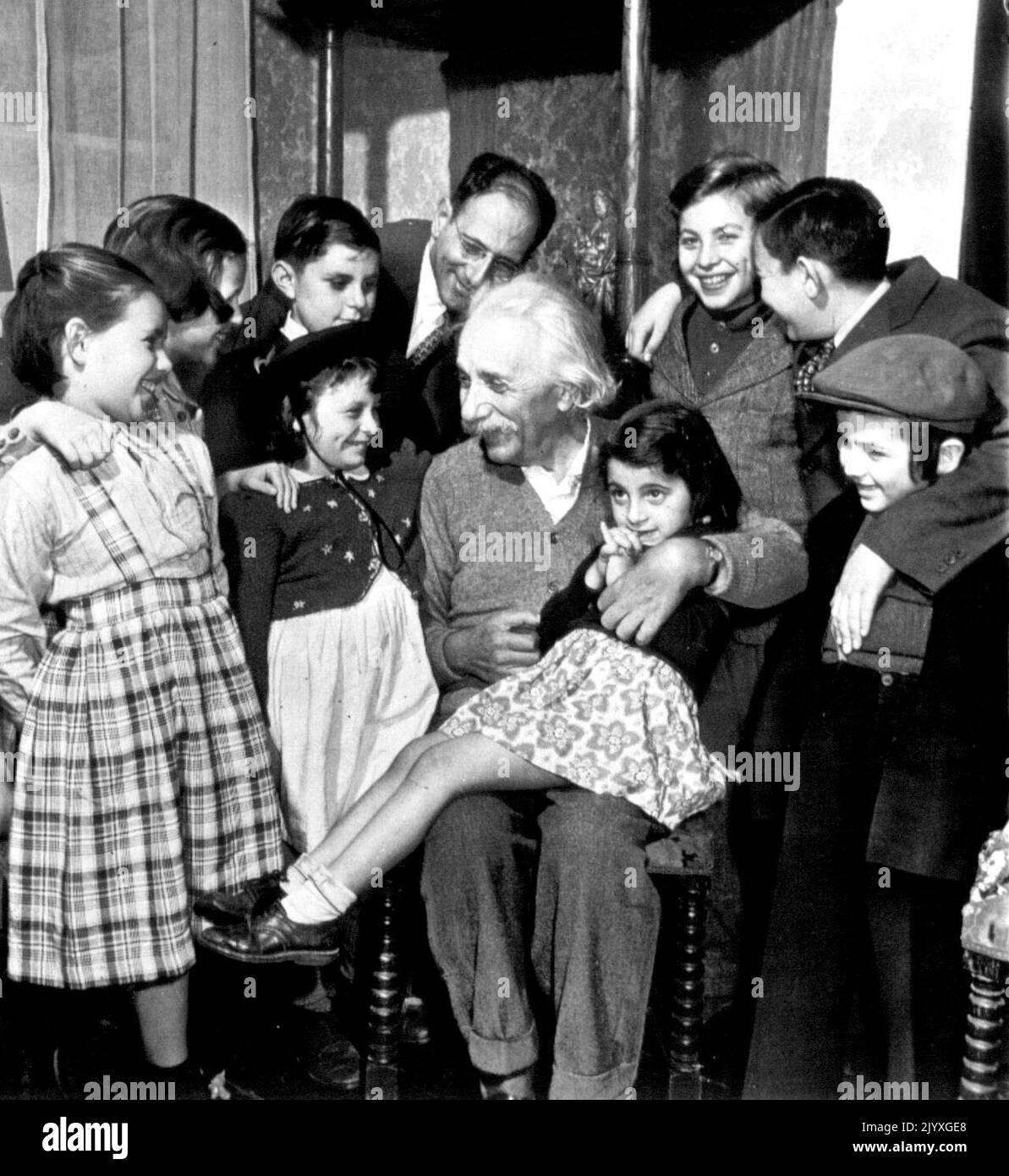 Les enfants déplacés visitent Einstein -- les jeunes DP, récemment arrivés d'Europe, paient un appel avant leur anniversaire sur le professeur Albert Einstein à sa maison ici jeudi. Le célèbre scientifique aura 70 ans demain. Leonora Aragones, 5 ans, occupant ses genoux. Le porte-parole du groupe était Elizabeth Kerzek (deuxième de gauche), 11 ans, une cousine du Dr Einstein qui l'a rencontré pour la première fois. Les enfants sont du refuge de réception de United Service pour la ville de New York. 13 mars 1949. (Photo par AP Wirephoto). Banque D'Images