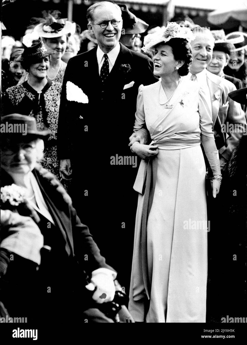 Ambassade américaine 'à la maison ' : M. et Mme Joseph Kennedy d'une bonne humeur à la fête de jardin cet après-midi. M. Joseph Kennedy, l'ambassadeur américain et Mme Kennedy, ont reçu près de 1 500 Américains lors d'une soirée à l'ambassade américaine à Princes Gate, Londres, S.W., pour célébrer le jour de l'indépendance. 04 juillet 1939. (Photo de Totopique Press). Banque D'Images