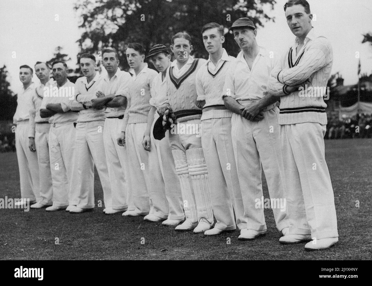 Le House of Edrich Play Cricket. Une équipe composée de membres de la famille des Cricketting d'Edrich a joué une équipe sous le chapelure de Micharel Falcon, capitaine du comté de Norfold, à Blofield près de Norwich. L'équipe d'Edrich était sous le chapeêtre de Bill Edrich, d'Angleterre, et de Middlesex. L'équipe Edrich (G-D) George C. Edrich, Grorge H. Edrich, Edwin H. Edrich, Arthur E. Edrich, Harry M. Edrich, Geoffrey A. Edrich, Brian R. Edrich, Eric H. Edrich, Alan W. Edrich, William A. Edrich et William J. Edrich (Capt). 14 septembre 1938. (Photo de Sport & General Press Agency, Limited). Banque D'Images