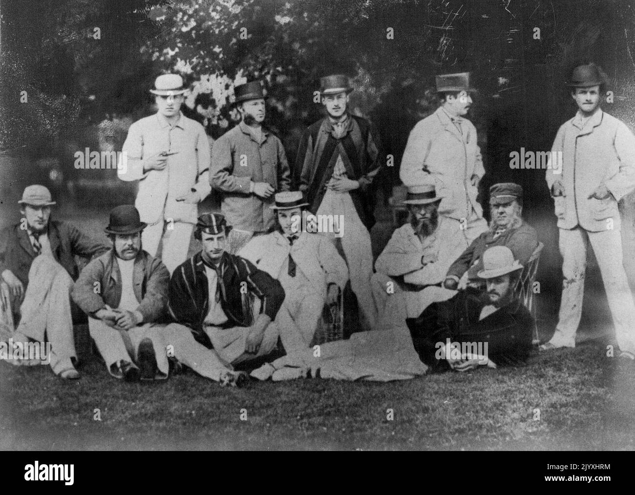 Cricket en 1866 -- le roi Edward - alors prince de Galles - a été Bowled pour un 'Duck' la foule a été Annoyed et le Bowler n'a pas été populaire. Des photographes intéressants du match de cricket historique à Sandringham, que le roi Edward a fait un « Duck », sont suspendus dans le Pavillon de Lord's Ground à Londres. Le roi Edward (alors prince de Galles), qui avait 24 ans, jouait pour I. Zingari contre Messieurs de Norfolk. Les scores étaient I. Zingari, 277. (R.A. Fitzgerald 101): Messieurs de Norfolk 119 et 60. Les équipes ont été 12 un côté et le match a duré deux jours 17 juillet et 18, 1866. 7 octobre 1935. Banque D'Images