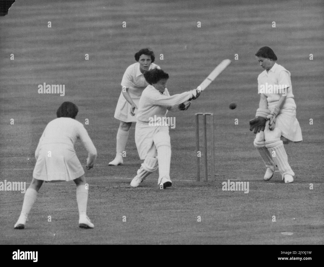 England Lead in Women's Test -- V. Batty de l'Australie, frapper le ballon à la jambe. Ayant rejeté l'Australie en quatre heures et 20 minutes pour 248, l'Angleterre a obtenu une avance de 35 au test de cricket féminin à Scarborough, Yorkshire, 18 juin. Les gains sonores réalisés par Hudson, Batty et Wilson ont permis à l’Australie de faire une réponse plus formidable qu’à un moment donné ne semblait probable. Hudson et Batty ont ajouté 68. 02 juillet 1951. (Photo de l'Associated Press Ltd.). Banque D'Images