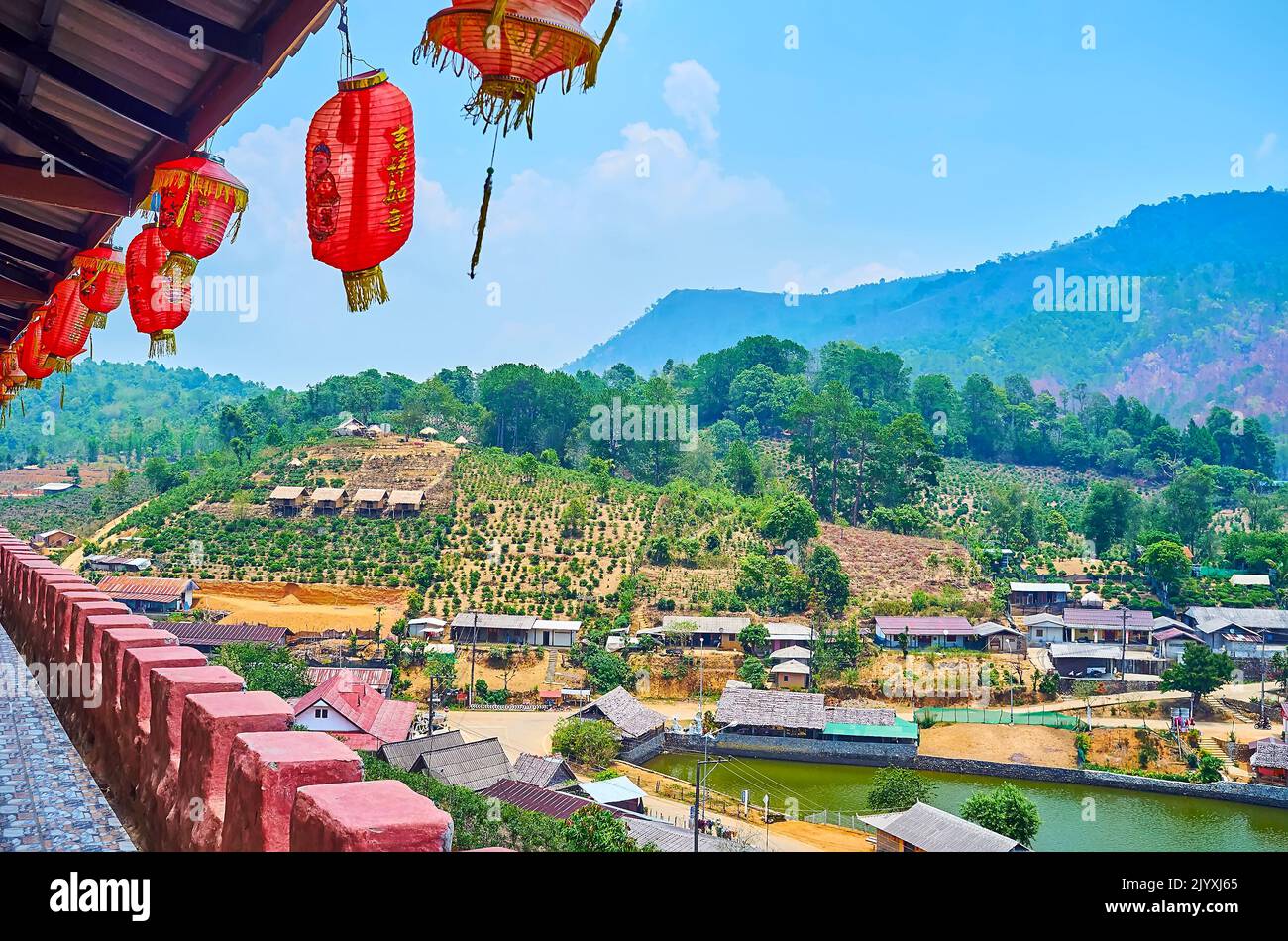 Les lanternes rouges suspendues sur la terrasse de la maison dans le village de thé chinois, situé à la montagne Doi Pan et lac Mae sa-Nga, Ban Rak Thai, Thaïlande Banque D'Images