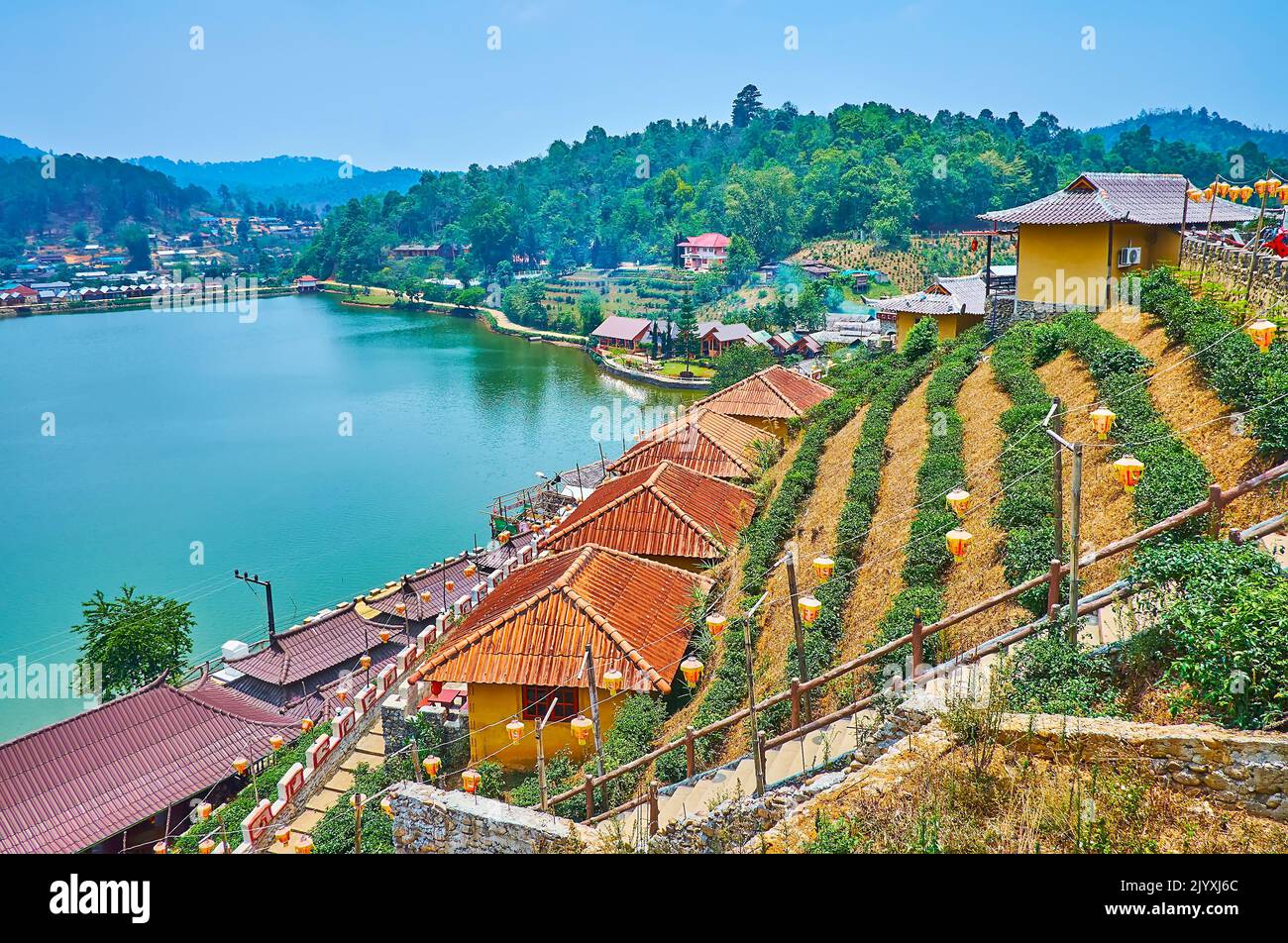 Lac Mae sa-Nga entouré de forêts et de plantations de thé, décoré de lanternes chinoises le long de l'escalier, menant au pied de la pente, Ba Banque D'Images