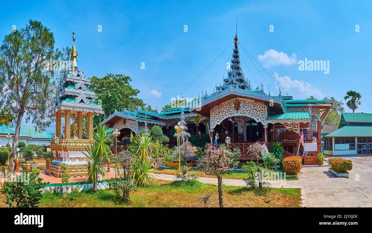 Panorama du jardin verdoyant, viharn en bois orné et petit sanctuaire du temple Wat Chong Kham à Mae Hong son, Thaïlande Banque D'Images