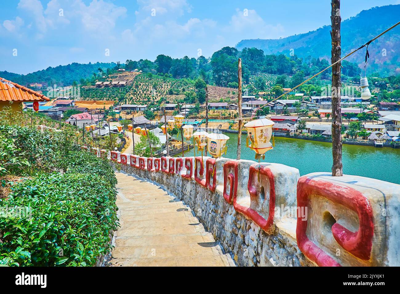 Promenez-vous sur le mur de la forteresse avec des lanternes chinoises suspendues et observez le village de thé du Yunnan autour du lac Mae sa-Nga, Ban Rak Thai, Thaïlande Banque D'Images