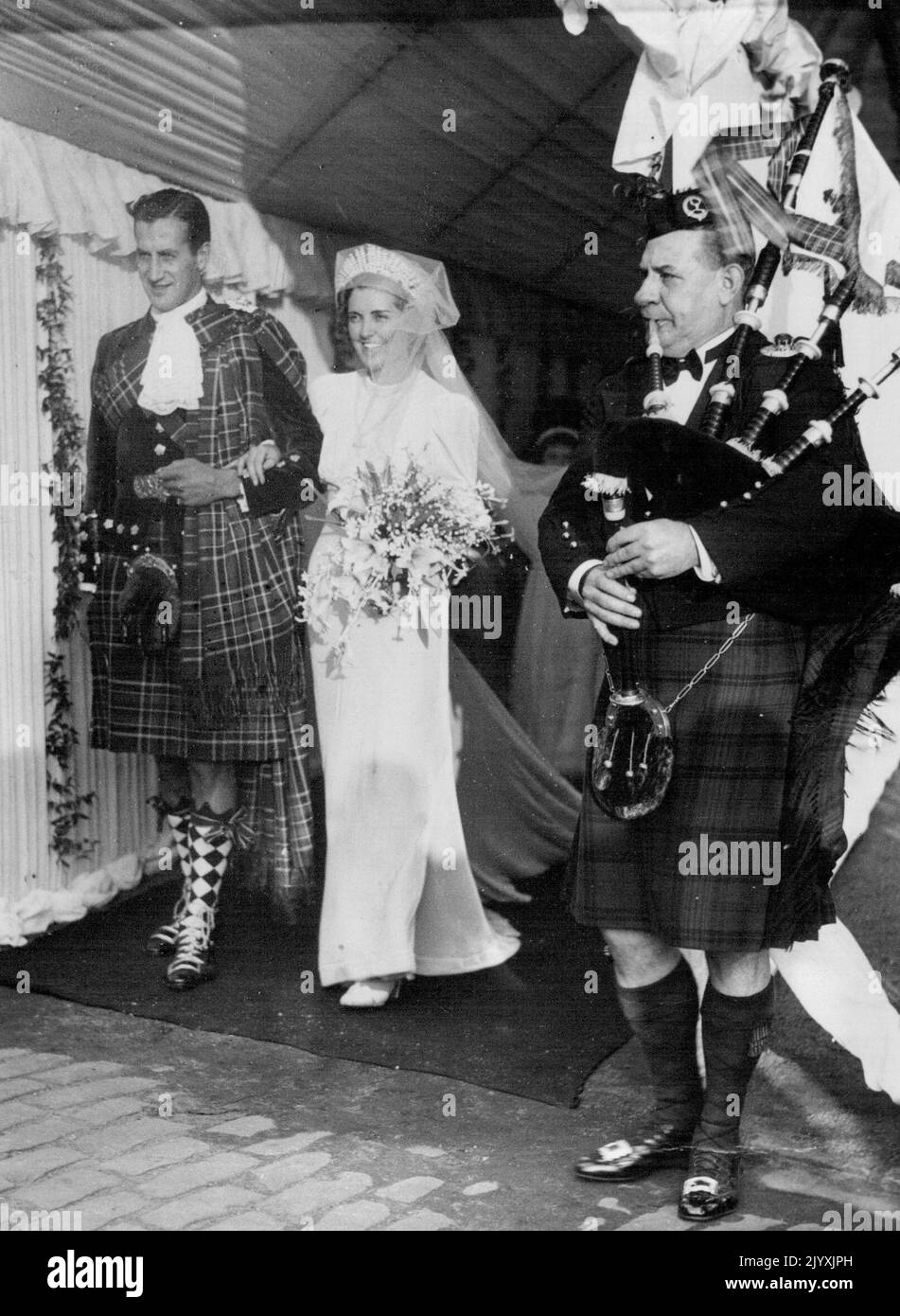 Duke's son Weds Health leader à la cathédrale de Glasgow -- Lord David Douglas Hamilton, le plus jeune fils du duc de Hamilton, a été marié hier à la cathédrale de Glasgow à Miss Prunella Stack, chef de la Ligue des femmes pour la santé et la beauté. Un millier d'invités ont assisté à la cérémonie, et environ 20 000 spectateurs ont fait le tour de la cathédrale. 16 octobre 1938. (Photo de Keystone Press Agency Ltd.). Banque D'Images