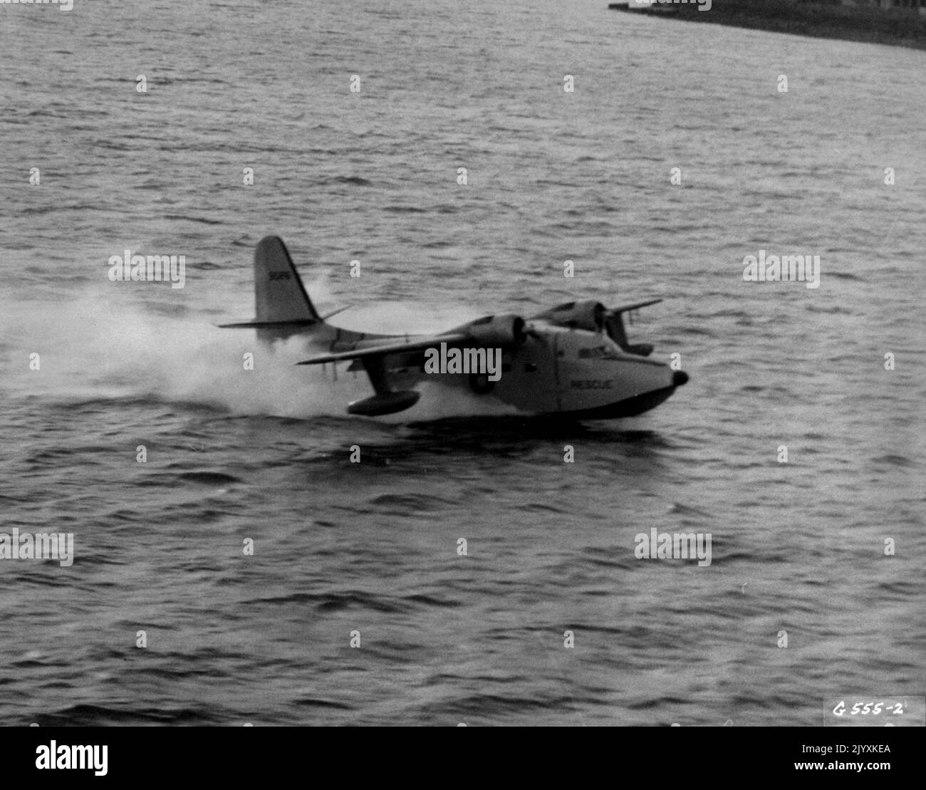 Lorsque des signes de problème sont repérés, l'Albatross descend pour un atterrissage, et les taxis se ramènent facilement à l'emplacement, pour prendre n'importe quel équipage d'avion qui a dû se débararer. De nombreux membres de l'équipage de l'Armée de l'Air de l'extrême-Orient des États-Unis doivent leur vie à l'action rapide et efficace de l'Albatross. 10 mars 1951. (Photo par U.S. Air Force photo). Banque D'Images