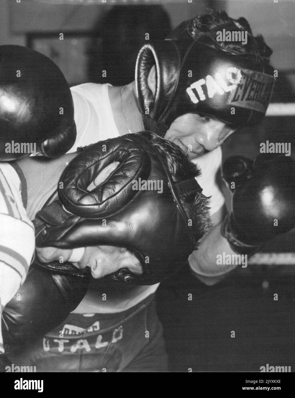 Italo Scortichini, qui combat Geo. Barnes ce soir à White City boxe à Robbins Erskineville Gym hier. 19 avril 1955. (Photo d'Ernie McQuillan, photo APA) Banque D'Images