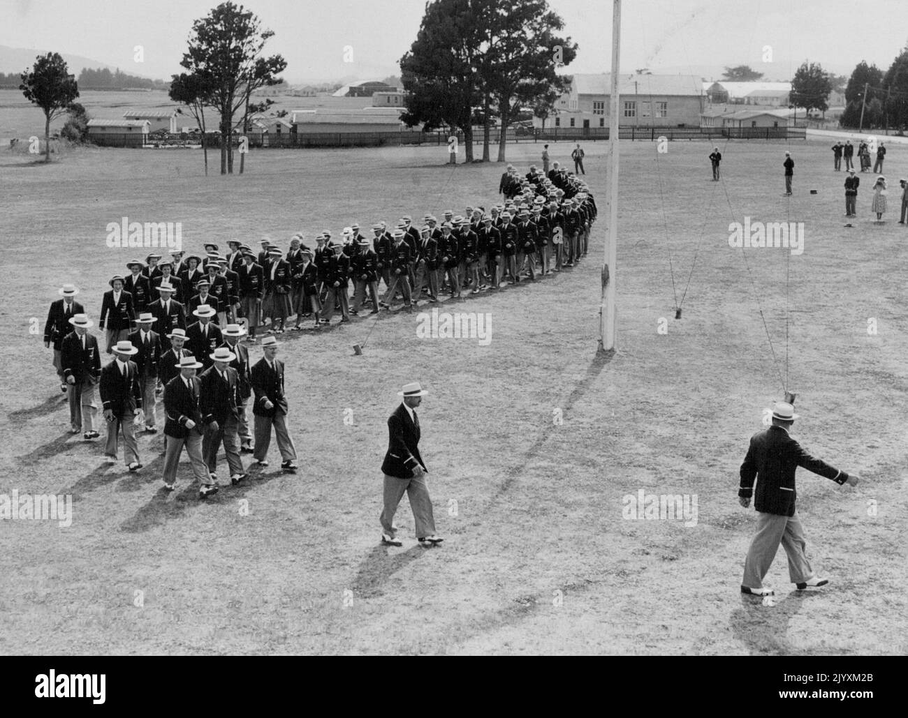 L'équipe australienne marche après la répétition à Ardmore Camp vendredi. Les Australiens mèneront la marche à l'ouverture officielle des Jeux de l'Empire. Auckland, Nouvelle-Zélande, le samedi, 4 février, avec les McKay (en première répétition) portant la bannière. McKay, qui a 6ft 4 pouces et 18 pierres a porté la bannière à Wembley. Boxeurs et lutteurs sud-africains ayant leur dernier entraînement de cross-country, de retour au camp d'Ardmore avant le petit déjeuner vendredi matin. 09 février 1950. Banque D'Images