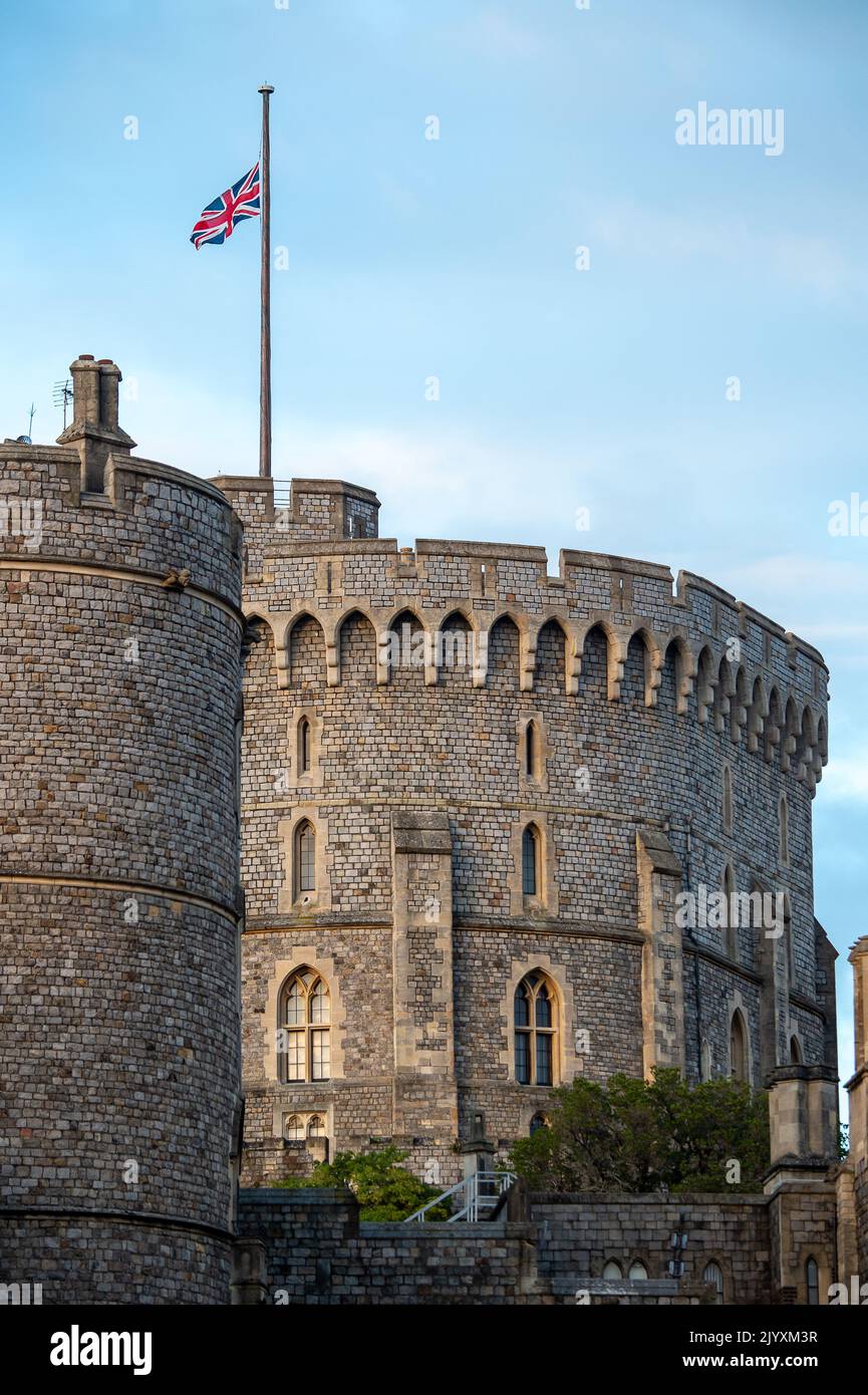 Windsor, Berkshire, Royaume-Uni. 8th septembre 2022. L'Union Jack sur le château de Windsor volait en Berne ce soir à la suite de la triste nouvelle que la reine Elizabeth II est décédée. Crédit : Maureen McLean/Alay Live News Banque D'Images