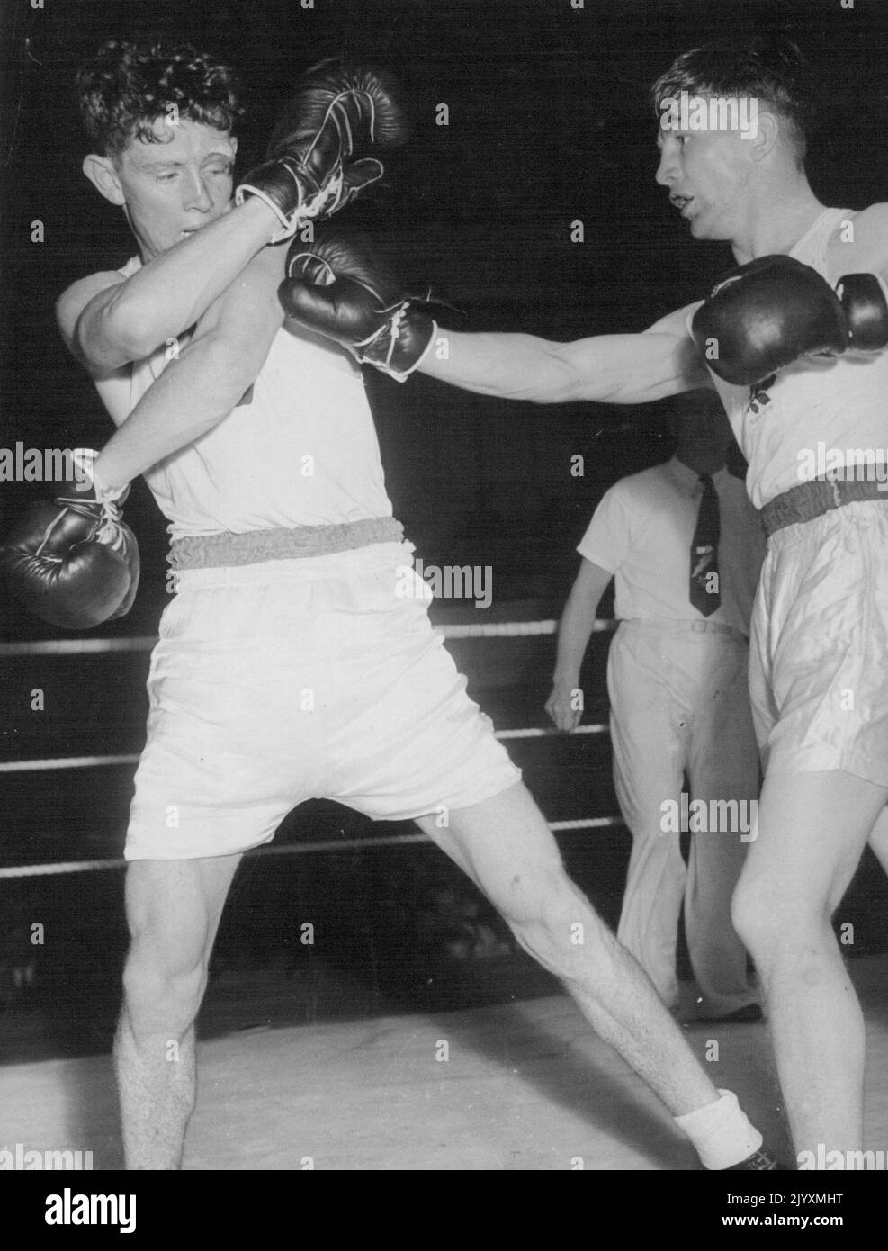Fisher (Australie), à gauche, défait par P. Brander (Angleterre) pour la troisième place dans la division Feather Weight. 22 février 1950. Banque D'Images