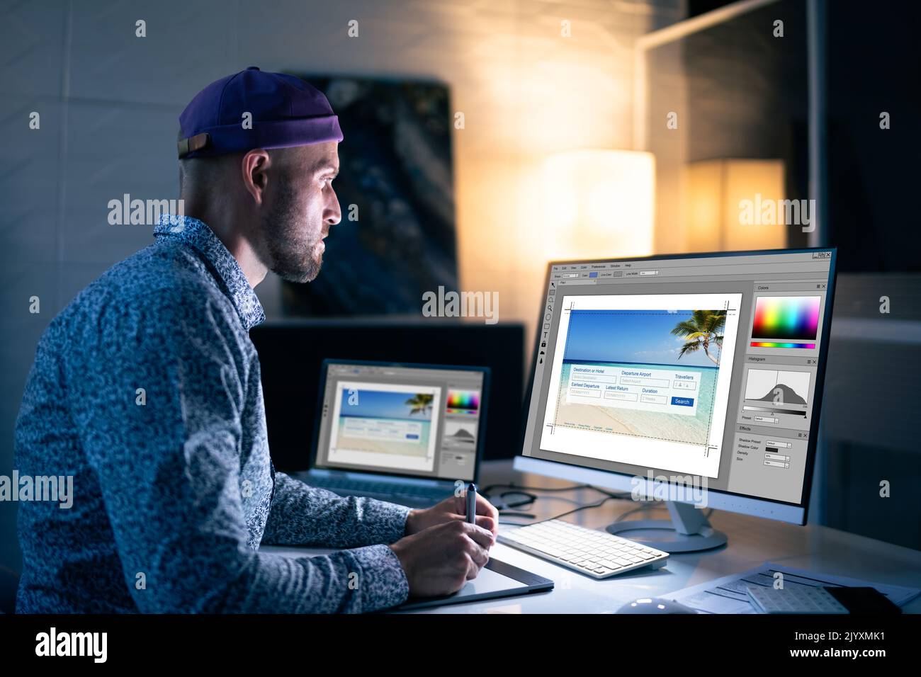 Graphiste travaillant tard dans la nuit au bureau Banque D'Images