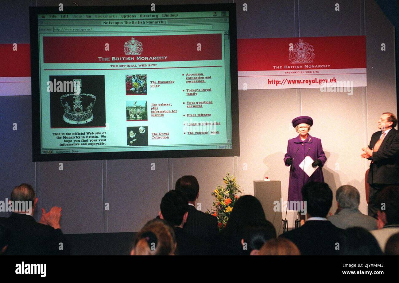 Photo du dossier datée du 6/3/1997 de la reine Elizabeth II visitant l'école secondaire Kingsbury, Brant, pour lancer le site Web Royal, dont le format peut être vu sur le grand écran à gauche. La vie de la Reine a été ancrée dans la tradition, mais elle a continué avec les grands progrès technologiques qui se sont produits pendant son règne. Elle a vu l'avènement de la télévision couleur populaire, des téléphones mobiles, d'Internet et des médias sociaux et a tenu des audiences et des réunions par vidéoconférence. Date de publication : jeudi 8 septembre 2022. Banque D'Images