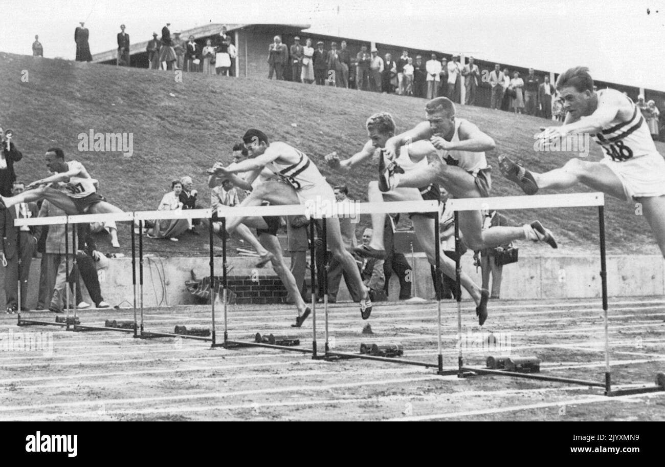 La Jamaïque remporte 120 yards High Haies - K. A. Gardner de la Jamaïque (extrême gauche) débarque le premier obstacle dans 120 yards Haies aujourd'hui qu'il a gagné en 114,2. Le deuxième était C. E. Higham, d'Angleterre (extrême droite), et le troisième, N. Williams, du Canada (deuxième à partir de la droite). 05 août 1954. (Photo par AP Wirephoto) Banque D'Images
