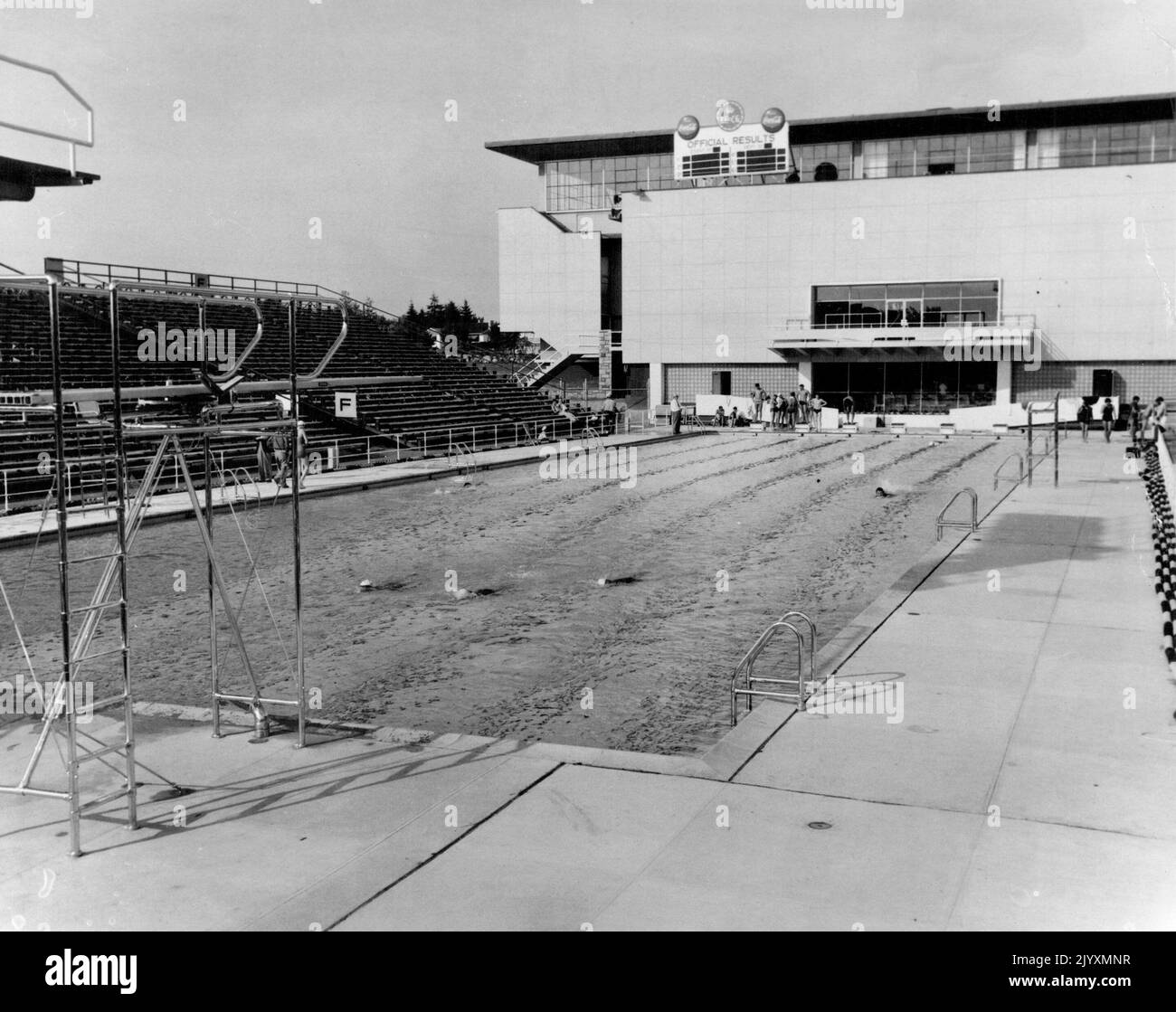 Légendes pour l'arrivée de l'équipe des Jeux australiens et les premières courses d'entraînement au stade de l'Université de la Colombie-Britannique et au nouveau BEG pool. 1. Vue générale de la nouvelle piscine BEG qui a été construite spécialement pour les Jeux. 12 août 1954. Banque D'Images