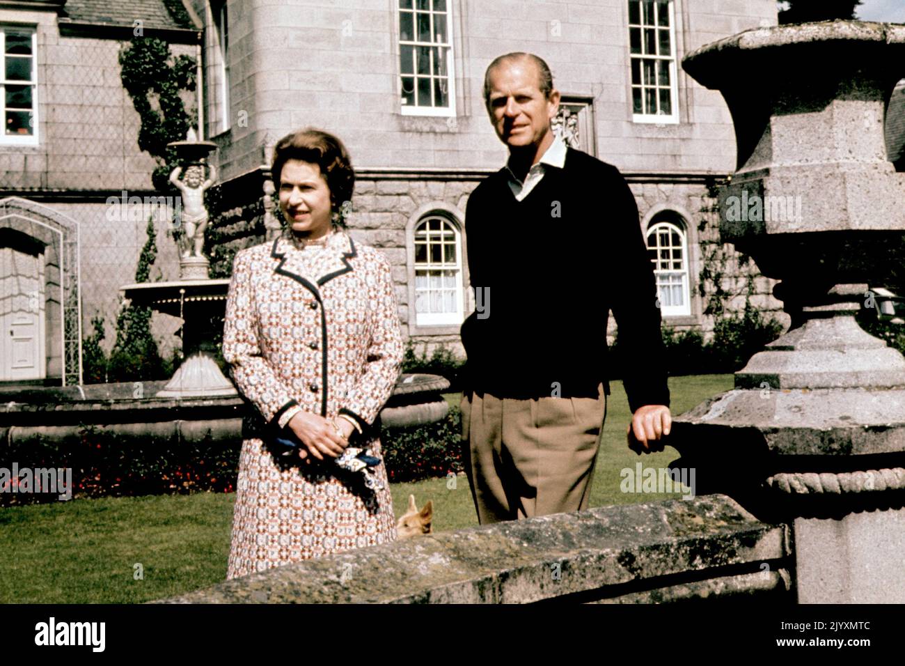 Photo du dossier datée du 1/9/1972 de la reine Elizabeth II et du duc d'Édimbourg à Balmoral pour célébrer leur anniversaire de mariage d'argent. La Reine a dû faire face à la perspective de devenir Élisabeth Ire d'Écosse ou même Élisabeth, reine d'Écosse, si le peuple écossais avait voté en 2019 en faveur de l'indépendance. Mais Elizabeth II passera dans l'histoire comme le monarque dont le règne a échappé à la rupture de l'Union de 307 ans dont elle était souveraine. Date de publication : jeudi 8 septembre 2022. Banque D'Images