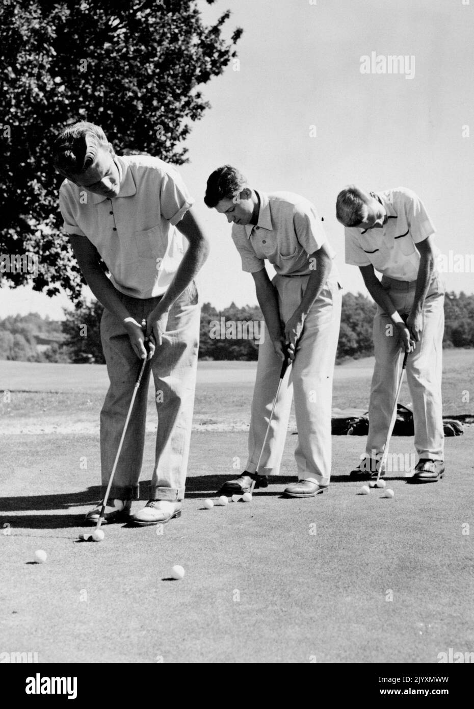 Les joueurs de la coupe Junior Walker à la pratique - les trois garçons américains vus à la pratique de mettre sur le cours Sunningdale aujourd'hui. Ils sont (de gauche à droite) Foster Bradley, champion junior des États-Unis: Ronnie Schwarzel, médaillé junior de l'Ouest: Champion JCT des États-Unis. Sept garçons golfeurs quatre britanniques et trois américains, feront l'histoire quand ils joueront dans le premier match international des garçons entre leurs pays respectifs, qui aura lieu à Sunningdale demain (mercredi) et jeudi. Bien que ce match soit non officiel, il devrait conduire à l'établissement d'une série junior de la Walker Cup. 31 août, 19 Banque D'Images