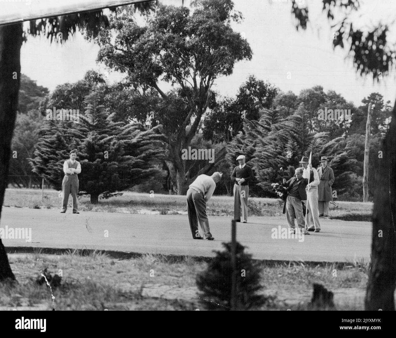 R.J. Parish, un compétiteur du championnat victorien amateur Foursomes pute au premier vert pendant la pièce d'aujourd'hui au Victoria Golf Links, Cheltenham. 26 septembre 1938. Banque D'Images