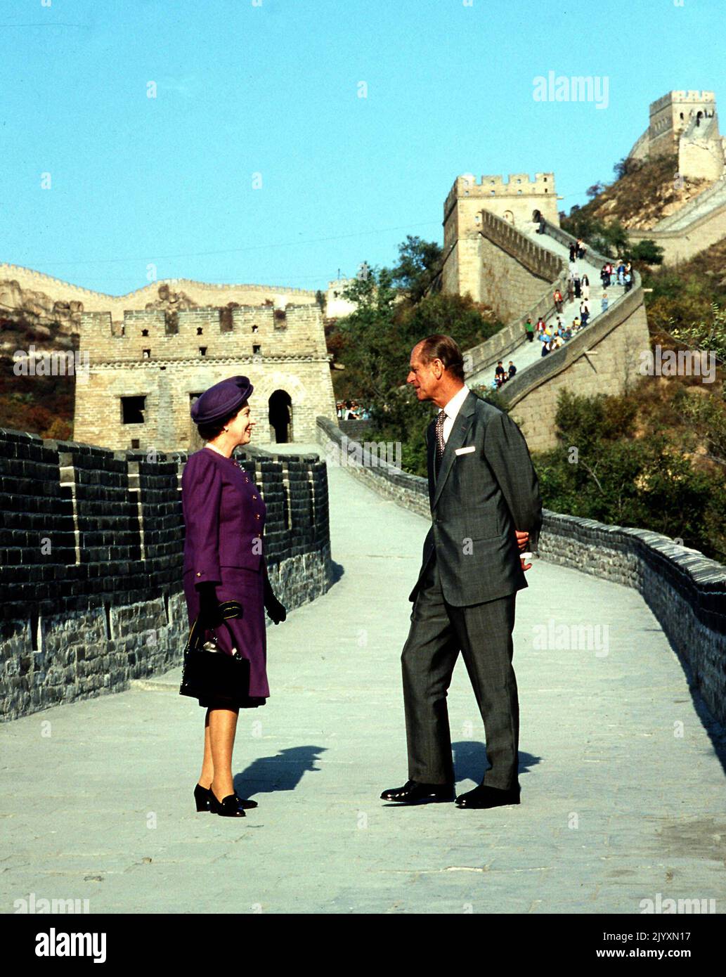 Photo du dossier datée du 14/10/86, de la reine Elizabeth II et du duc d'Édimbourg sur la Grande Muraille de Chine à la passe de Bedoaling, à 50 milles au nord-ouest de Pékin, le troisième jour de leur visite d'État dans le pays. Date de publication : jeudi 8 septembre 2022. Banque D'Images