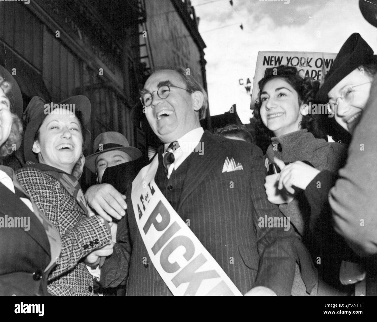 Tom Mooney prend un tour sur la ligne Picket - Tom Mooney, ancien chef du travail de 56 ans, qui a été pardonné par le gouverneur le 7 janvier, Et obsoldé de culpabilité lors de l'attentat de San Francisco Preparedness Day de 1916 qui a tué dix personnes, est vu comme il a été saisi par de jolis grévistes dans une chaîne de magasins nationale ici alors qu'il a fait une apparition sur leur ligne de piquetage récemment. 11 janvier 1939. (Photo par Wide World photo). Banque D'Images