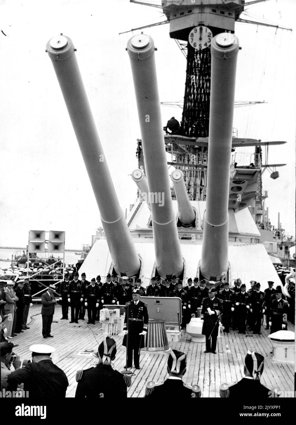 La flotte américaine décale le commandement de la force de bataille -- dans une cérémonie navale colorée, le contre-amiral J.O. Richardson (au centre de l'avant-plan) est présenté lorsqu'il a pris le commandement de la force de combat de la flotte des États-Unis à bord de l'URSS Californie à San Pedro, Californie, 24 juin. Il succède à l'amiral E.C. Kalbfus (debout à droite et à l'arrière de l'amiral Richardson), qui deviendra président du collège naval de la guerre à Newport, R.I. avec l'Assomption du commandement de la force de combat, l'amiral Richardson avance au rang d'amiral complet. 25 juin 1939. (Photo par photo de presse associée). Banque D'Images