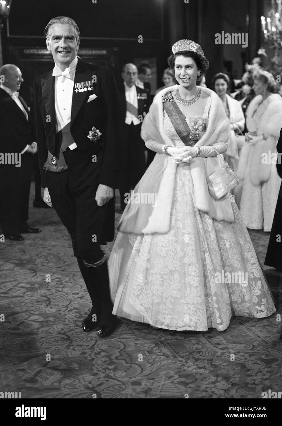 Photo du dossier datée du 27/10/1955, du premier ministre Sir Anthony Eden avec la reine Elizabeth II à l'Opéra royal de Covent Garden, Londres. La Reine a vu 13 premiers ministres venir et partir pendant son règne - avec Boris Johnson comme le 14th. Date de publication : jeudi 8 septembre 2022. Banque D'Images