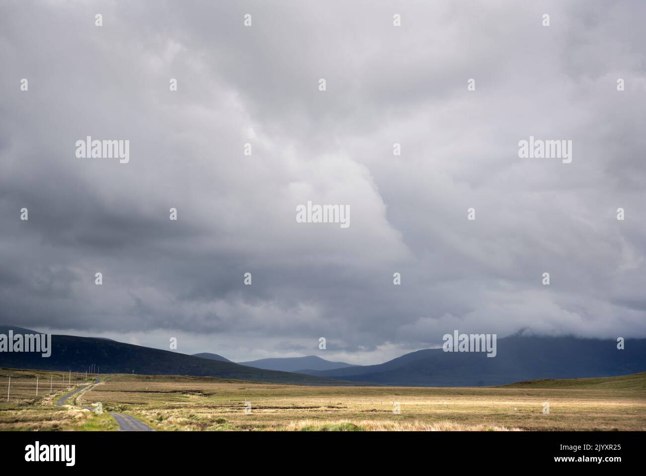 Nuages sombres sur les montagnes du parc national Wild Nephin dans le comté de Mayo. Au premier plan, la tourbière où la tonte du gazon est toujours autorisée. Banque D'Images
